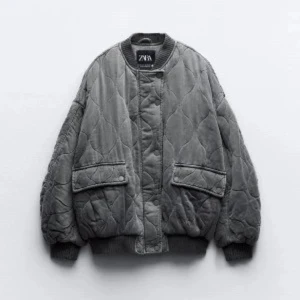 Grå quiltad bomberjacka från ZARA - Säljer en grå quiltad bomberjacka från ZARA i oversized modell. Jackan har långa ärmar, ribbade muddar och två stora fickor framtill. Perfekt för lager-på-lager och en cool streetstil.