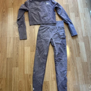 Träningsset Lager157 - Tränings set leggings + croppad tröja från Lager157. Helt nytt & oanvänt. Storlek S. 