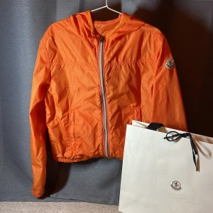 Orange vindjacka från Moncler - Orange vindjacka från Moncler. Skick 9/10. 12 år passar 140-150. Äkta.