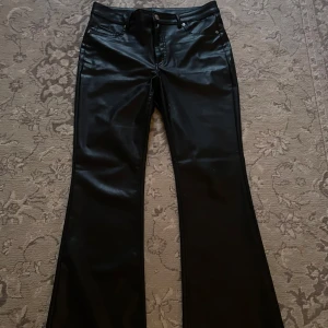 Svarta bootcut byxor i skinn - Skit snygga & coola skinn bootcut byxor🧡🧡