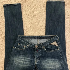 Mörkblå Replay jeans med broderi - Säljer ett par mörkblå jeans från Replay med snygga slitningar och kontrastsömmar. Jeansen är bottcut men är ändå hyfsat ”raka”. De är i storlek 27/32 och passar mig i längden som är 170 cm. Innerbens längden- 83 cm och midjemåttet- 78 cm. Pris kan diskuteras och skriv om du har någon fråga💖💖