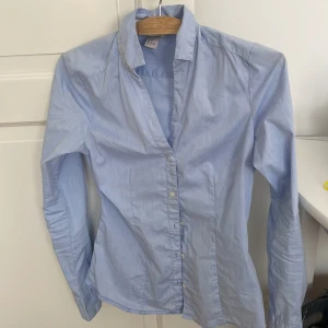 Figursydd skjorta - Figursydd skjorta från H&M, stl 36