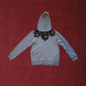 Grå Marcelo Burlon hoodie - Säljer en grå Marcelo Burlon hoodie i nytt skick med röda orm detaljer runt nacken. Hoodin är stilren och är perfekt för folk som gillar plagg som sticker ut. priset är ej hugget i sten 🪨.