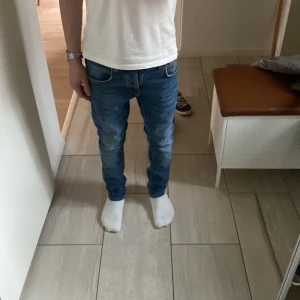 Nudie jeans - Säljer mina nudies eftersom att dom inte kommer till någon användning längre. Modellen är grim Tim och dom är w29 l32 men är dom uppsydda till l28 så dom passar dig som är runt 165-170. Hör av er vid minsta fundering