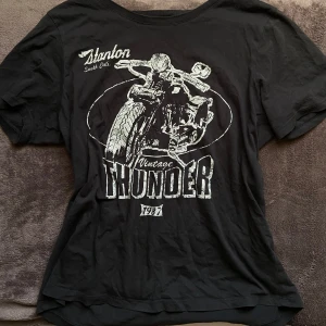 Cool T-shirt - Köpt från vinted. Inga defekter!🎀