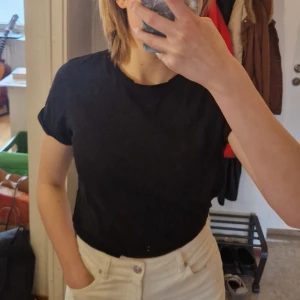 Svart t-shirt från New Yorker - En basic svart t-shirt från New Yorker i storlek S. Den har rund halsringning och korta ärmar som är uppvikta. Tillverkad i 100% bomull, perfekt för en enkel och stilren look. Skriv vid frågor!✨️ Samfraktar gärna så kika in mina andra inlägg!✨️