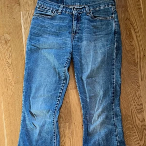Lågmidjade Levis jeans  - Så snygga Levis jeans som är lågmidjade och utsvängda. Köpa second hand. Står storlek 28, men skulle säga att de är ganska små och mer som en 25-27 ish. Så xs/s. Obs! De har ett hål i skrevet (bild 5), men det är enkelt att sy ihop. Priset går att diskutera
