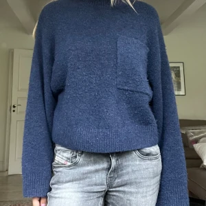 Mörkblå stickad tröja från &Other stories - Mysig mörkblå stickad tröja! Så härlig att ha på hösten och vintern, säljs eftersom den tyvärr inte kommer till användning längre. Säljs inte längre i butik! Fynda för endast 200 kr!!🤩