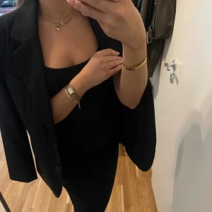 Svart blazer - Svart oanvänd blazer, storlek 38. Köpt här på plick men den har tyvärr inte kommit till användning.
