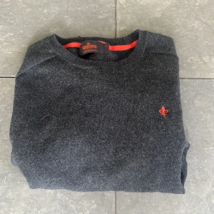 Morris tröja - Tja, nu säljer vi den här super snygga merino tröjan från Morris!🤩 ny pris : 1699kr. Finns inga defekter och den är praktiskt taget ny! Tyvärr har den krymt i tvätten och passar någon med storlek xs. Skriv vid minsta fundering!!🤩🤩