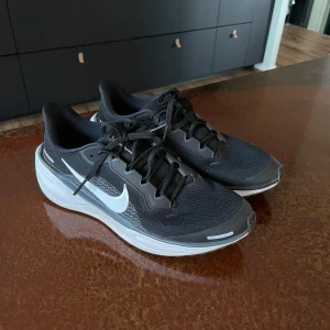 Nike pegasus 41 - Nike löparskor, andvända tre gånger, säljes pga fel storlek. Skriv för mer info❤️