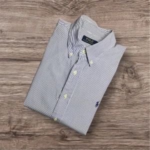 Ralph Lauren Skjorta - Ralph Lauren Skjorta – Ljusblå Randig (L) 💙👔  Säljer en klassisk randig skjorta från Ralph Lauren i en snygg ljusblå färg. Perfekt för både vardag, jobb och finare tillfällen – luftig, bekväm och tidlös!  ✅ Storlek: L 📏 Mått: Längd 78 cm, armhåla till armhåla 60 cm, axel till axel 50 cm 🎨 Färg: Ljusblå med ränder 👔 Modell: Skjorta 🏷️ Märke: Ralph Lauren 💸 Nypris ca 1800 kr ⚠️ Det extremt låga priset beror på defekten som syns på sista bilden – men den syns inte när skjortan används och kan enkelt 