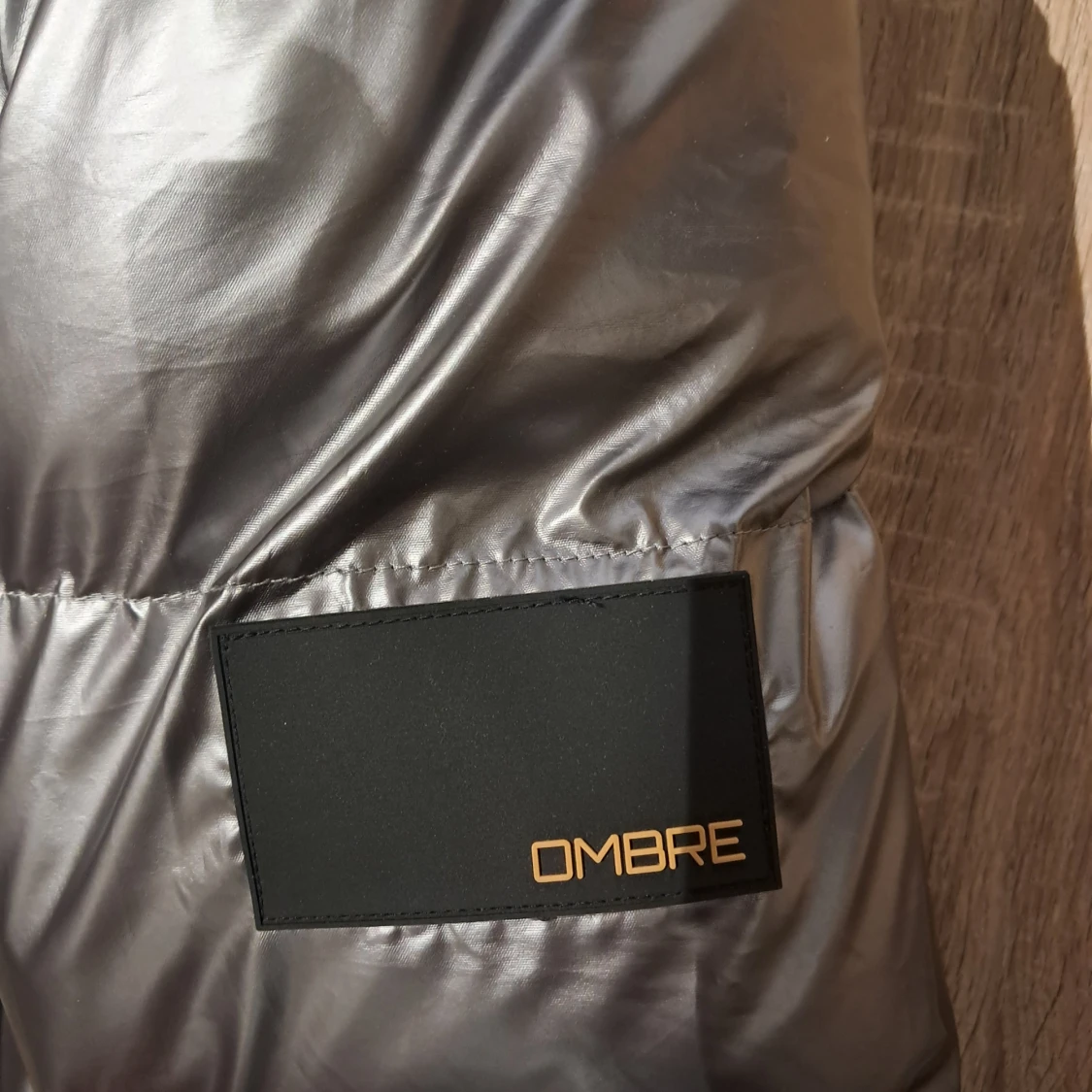 Silver pufferjacka med huva från Ombre - 1