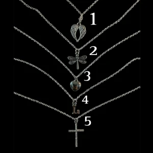 Silverfärgat halsband - Silver halsband- Skriv siffran på de/ dom halsband du vill köpa. Om du köper ett halsband kan du bara skriva siffran till mig och köpa direkt, vill du köpa flera (eller ett 2 halsband av samma siffra) så skriver du vilka siffror så justerar jag priset. Köper du bokstavs halsbandet skriv även med bokstav då. Handgjorda, nickelfria, rostfria. (Bokstaven på bokstavs örhänget är gjord i akryl)