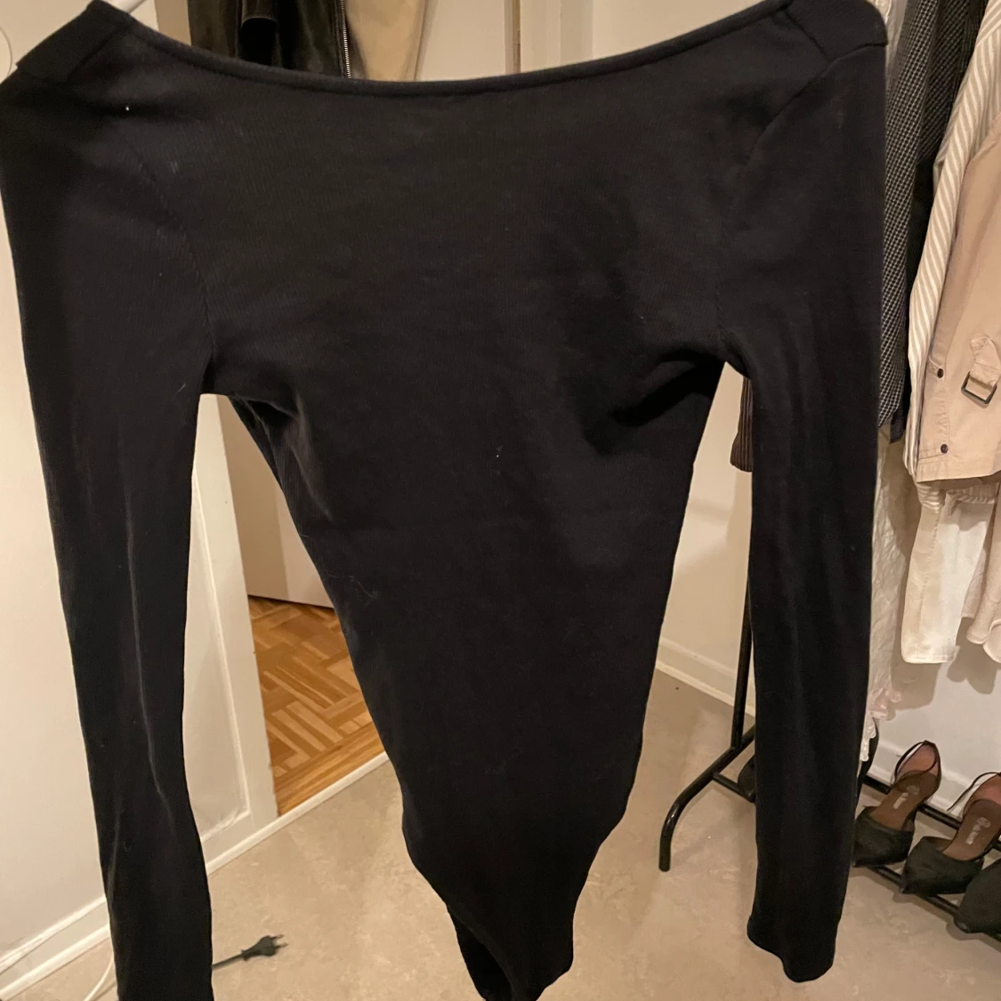 Svart långärmad body med v-ringning