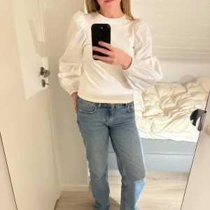 Topp med puffärm - Superfin vit topp med puffärmar från Gina Tricot i storlek XS. Sparsamt använd så i fint skick!