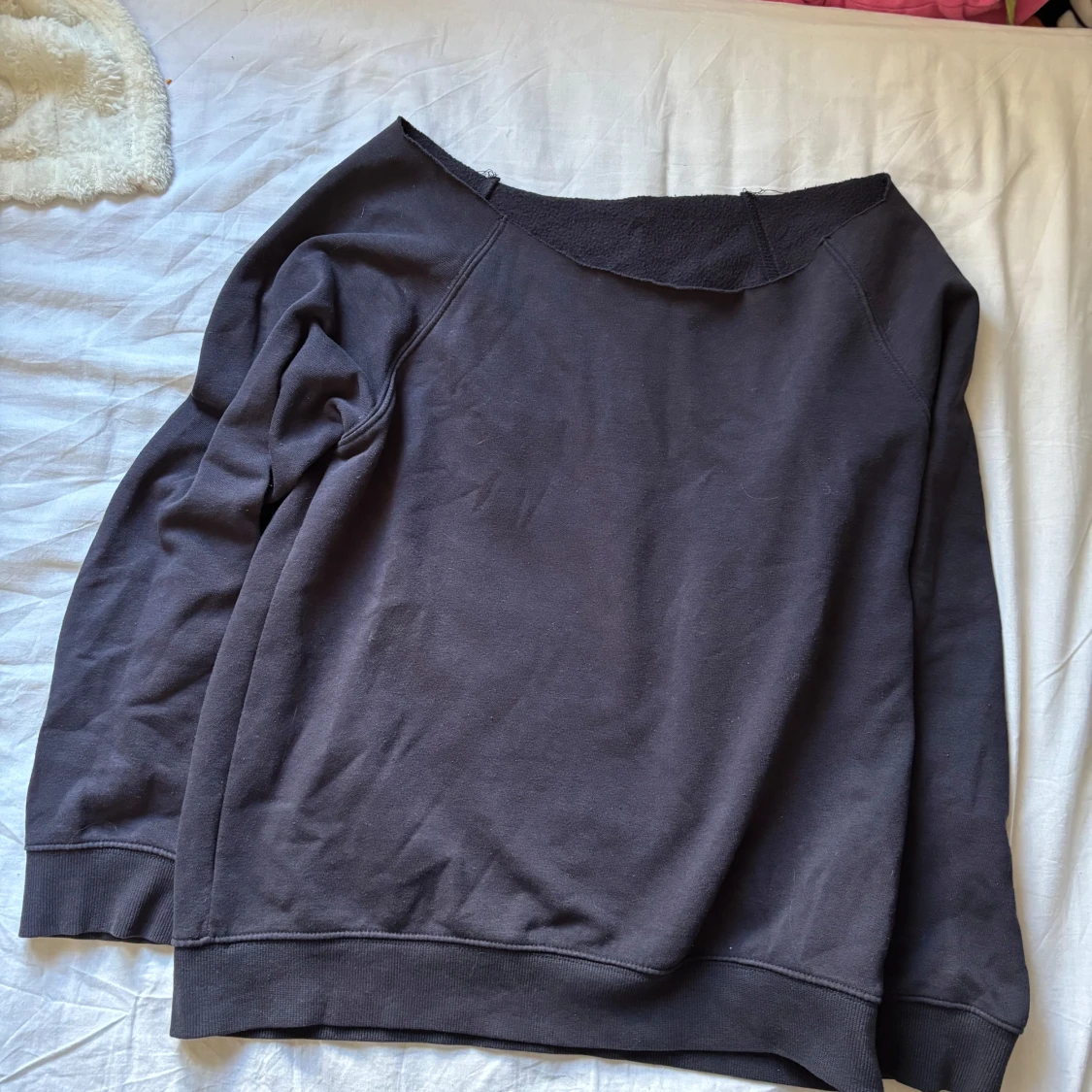 Mörkblå offshoulder sweatshirt
