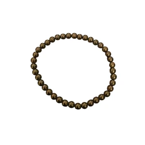 Guldaktigt pärlarmband - Snyggt armband med runda guldaktiga pärlor på elastisk tråd. Perfekt att bära ensam eller att kombinera med andra armband för en personlig stil.