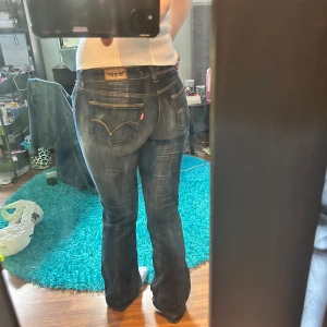 Levis  bootcut jeans   - Säljer mina perfekta Levis 572 bootcut jeans då de är lite för små. Mörkblå med en låg midja och bootcut! Uppskattad storlek S⭐️💕 