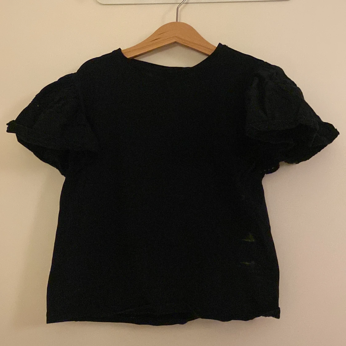 Svart topp med volangärmar - 1