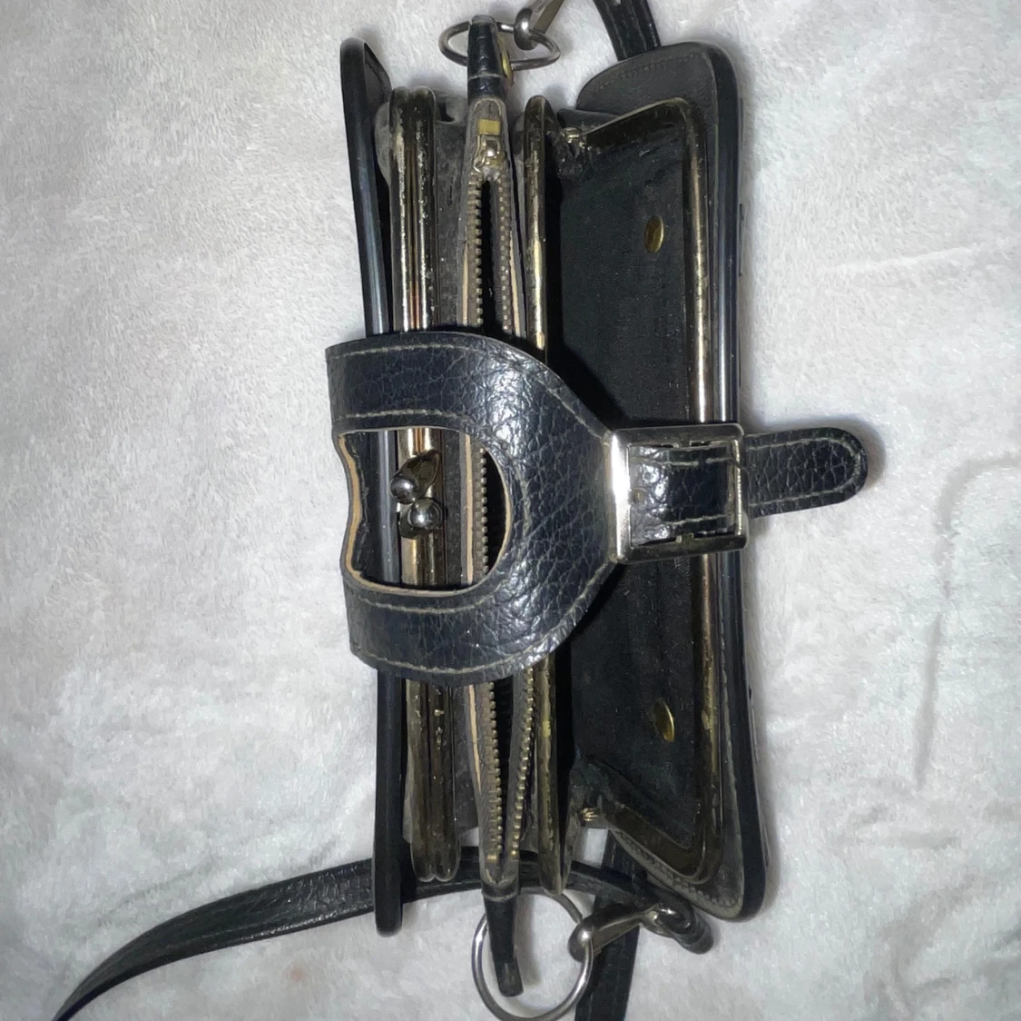 Svart vintage axelväska med spänne och fickor - 2