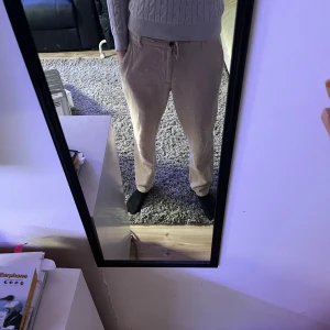 Beige linnebyxor från Selected Homme - Snygga beige linnebyxor från Selected Homme med dragsko i midjan och elastisk resår. Byxorna har en avslappnad passform och en bakficka med knapp. Perfekta för en stilren och bekväm look. Tveka inte på att höra av dig priset kan diskuteras🤩