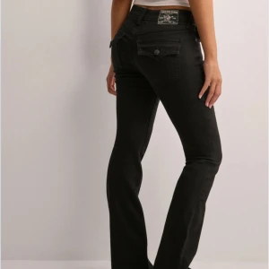 Svarta bootcut jeans från True Religion - Svarta bootcut jeans från True Religion!! Inga defekter har endast används fåtal gånger, säljer pga att de är för stora. Tryck gärna på köp nu eller hör av er privat 🥰