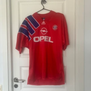 Bayern München hemmatröja  - Tröjan är från säsongen 1991/1993 storlek XL pris 450kr väldigt bra skick