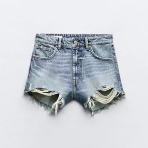 Blåa jeansshorts med fransar - Snygga högmidjade jeansshorts i ljusblå denim med slitna detaljer och fransig kant nedtill. Klassisk femficksmodell med knapp och dragkedja framtill. Perfekta för varma dagar.