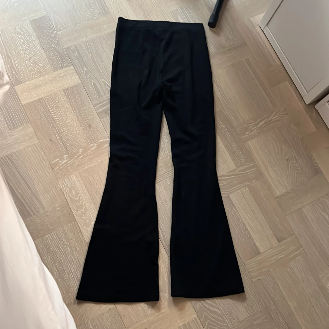 Svarta utsvängda byxor från Lindex - 1