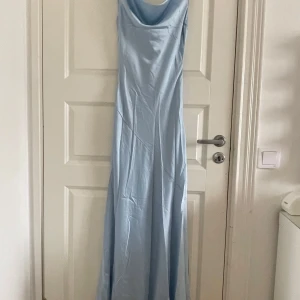 Ljusblå balklänning från peppermayo - Säljer den här jätte fina balklänningen då jag inte tycker den satt bra på mig. Helt ny med prislappen kvar☺️