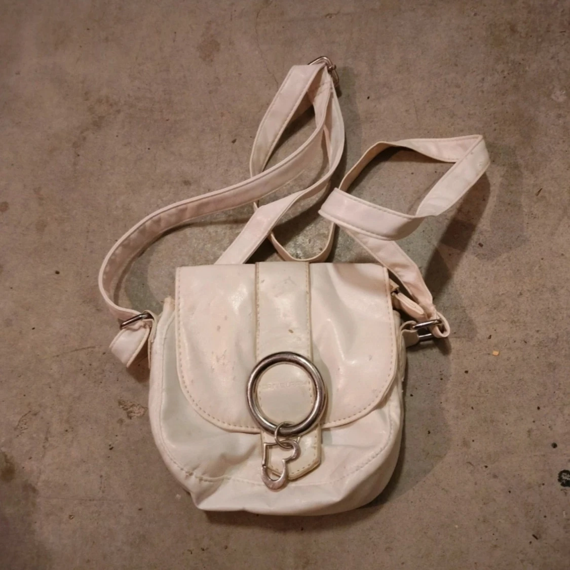 Vit axelväska med metallring - 1