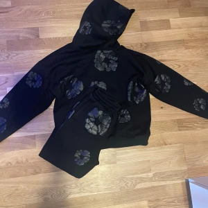 Svart Denim Tears Tracksuit - Säljer en svart Denim Tears tracksuit i perfekt skick. Den är i storlek S men kan förmodligen även räcka för M.