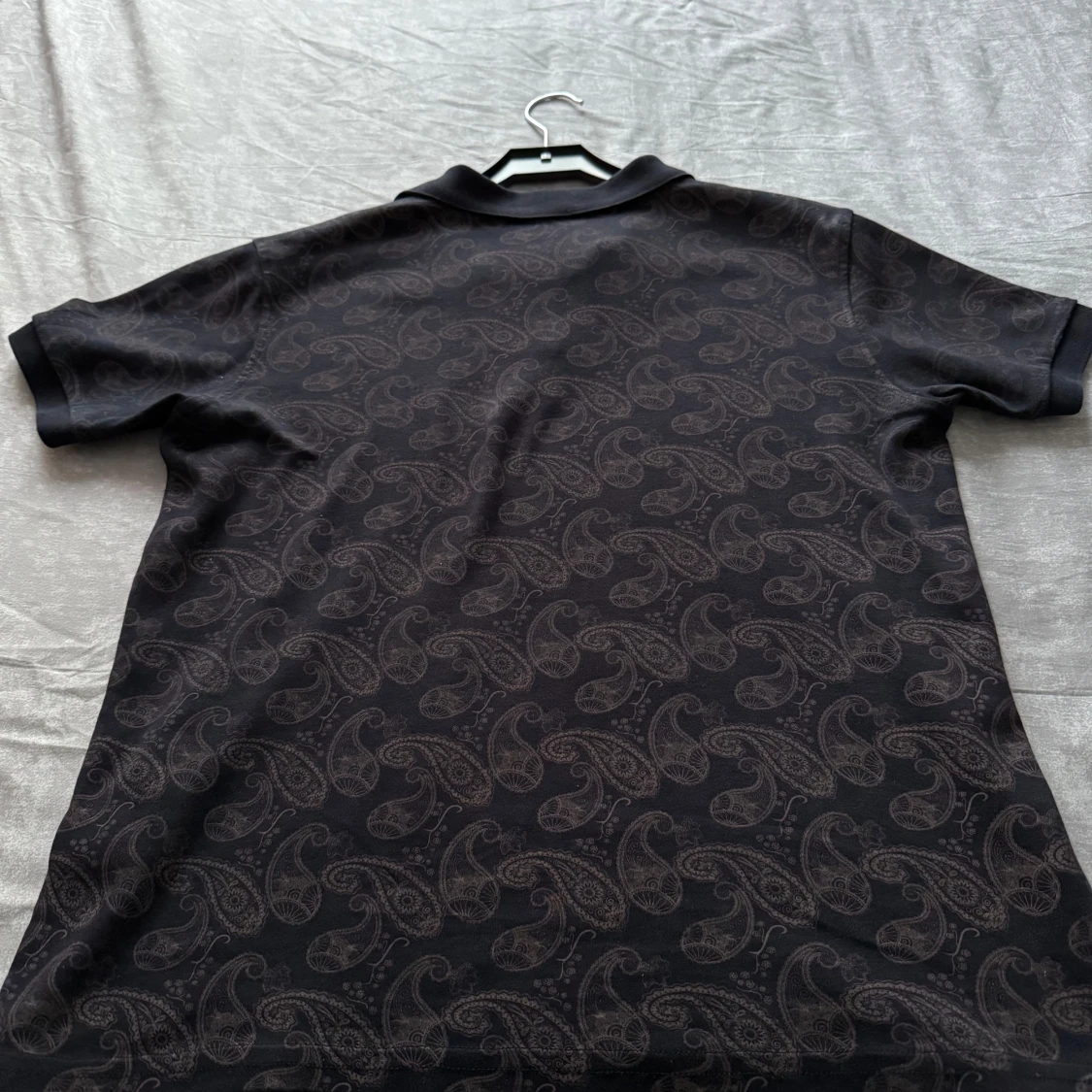 Svart paisleymönstrad pikétröja från Armani Jeans - 1