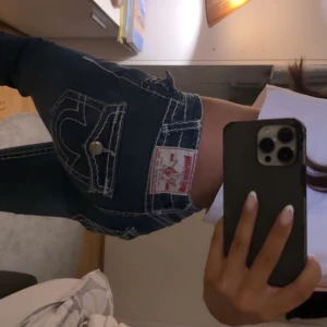 ‼️Intressekoll ‼️True Religion Jeans - Kollar intresset på dessa SKITSNYGGA jeans från True Religion. Vill gärna se vad jag kan få för dem💸 Byxorna är i storlek 30 och passar mig som vanligtvis bär 32/34 (Europeisk storlek). Hör av er vid intresse och bud!!!