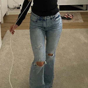 Mid Waits bootcut/ flaired jeans - Jättefina utåtsvängda midwaist jeans från usa, stretchiga och i nyskick!