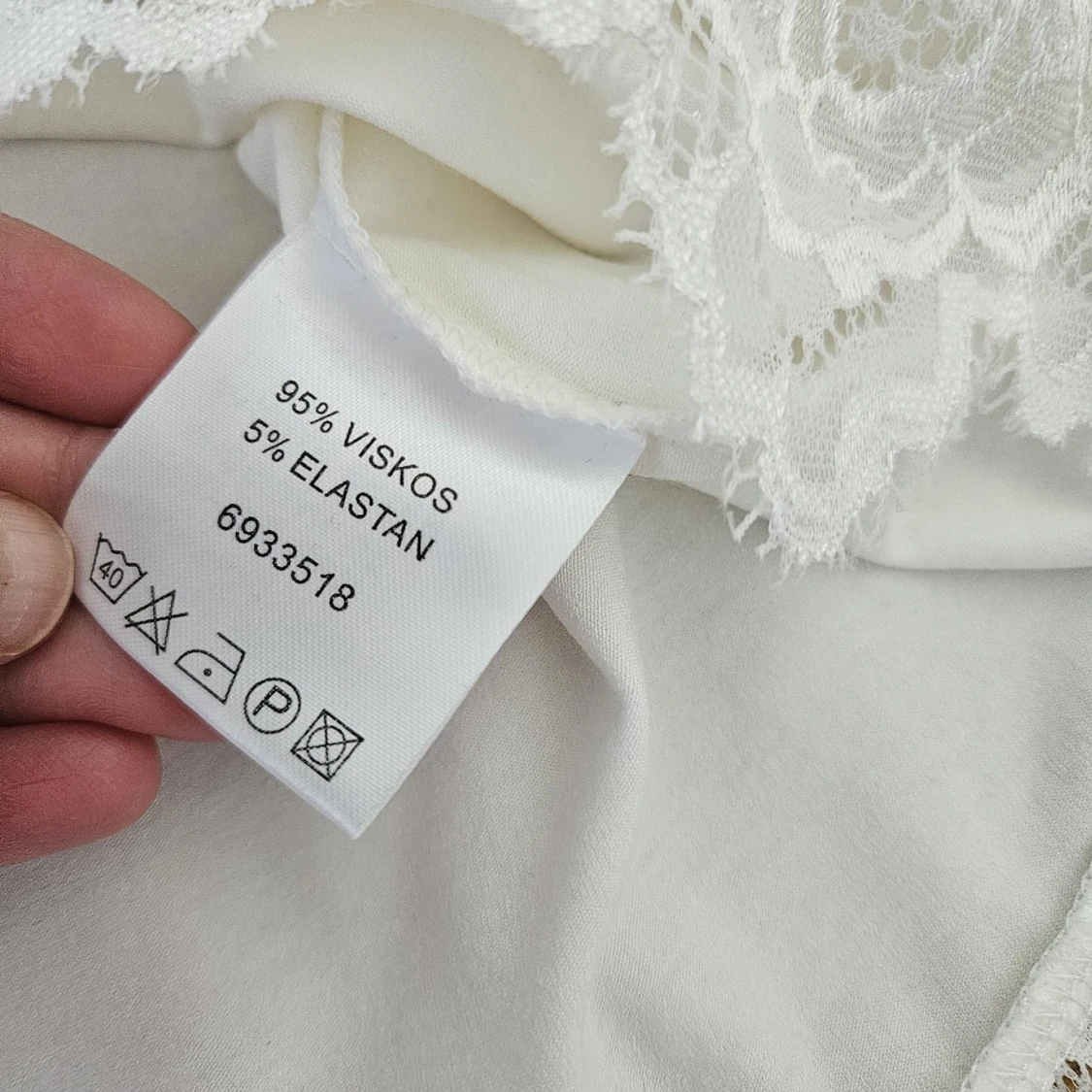 Vit linnetopp med spetskant - 2