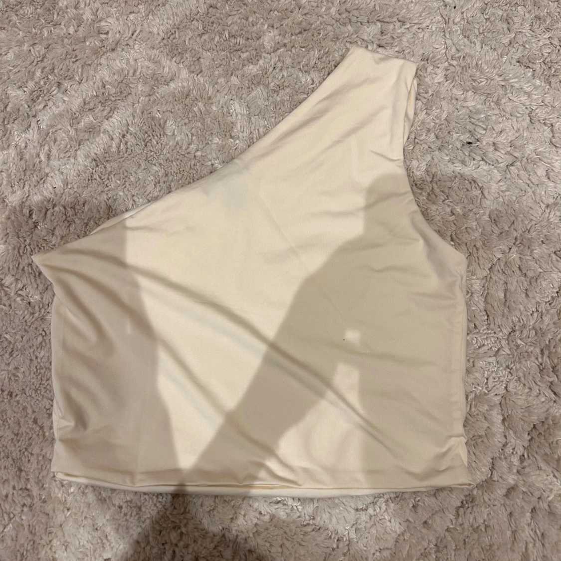 Krämvit asymmetrisk topp