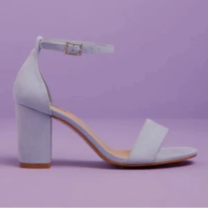 Ljusblå klackskor  - Säljer ett par ljusblå klackskor, storlek 39, med bred klack och öppen tå från Nelly. Skorna har en stilren design med rem över tårna och justerbar ankelrem med spänne. Perfekta för vår och sommar, passar perfekt till student/skolavslutning/bal🌸 Köpta här på plick men passar tyvärr inte till min klänning. Skriv vid funderingar!