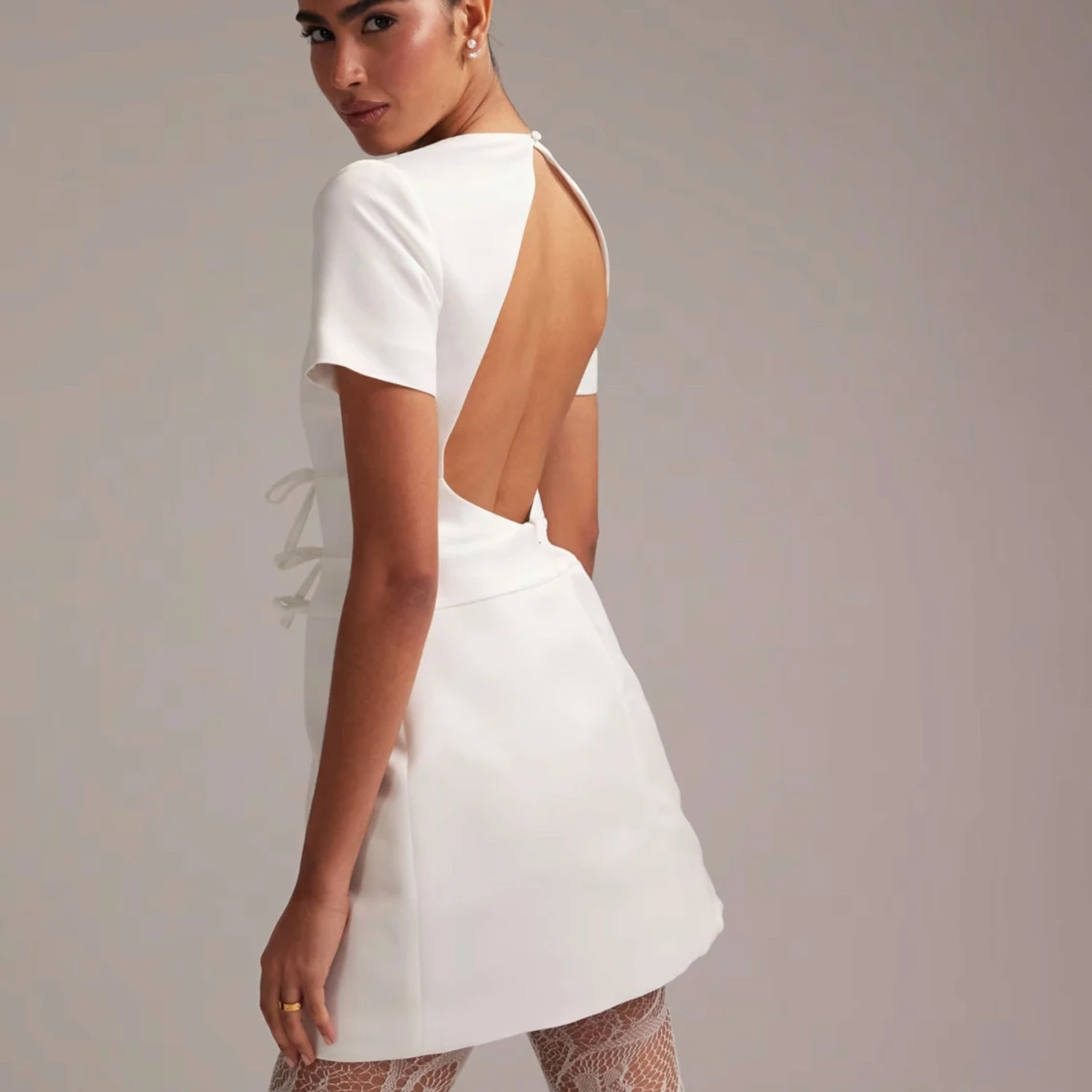 Vit kortklänning med rosetter och öppen rygg - 1