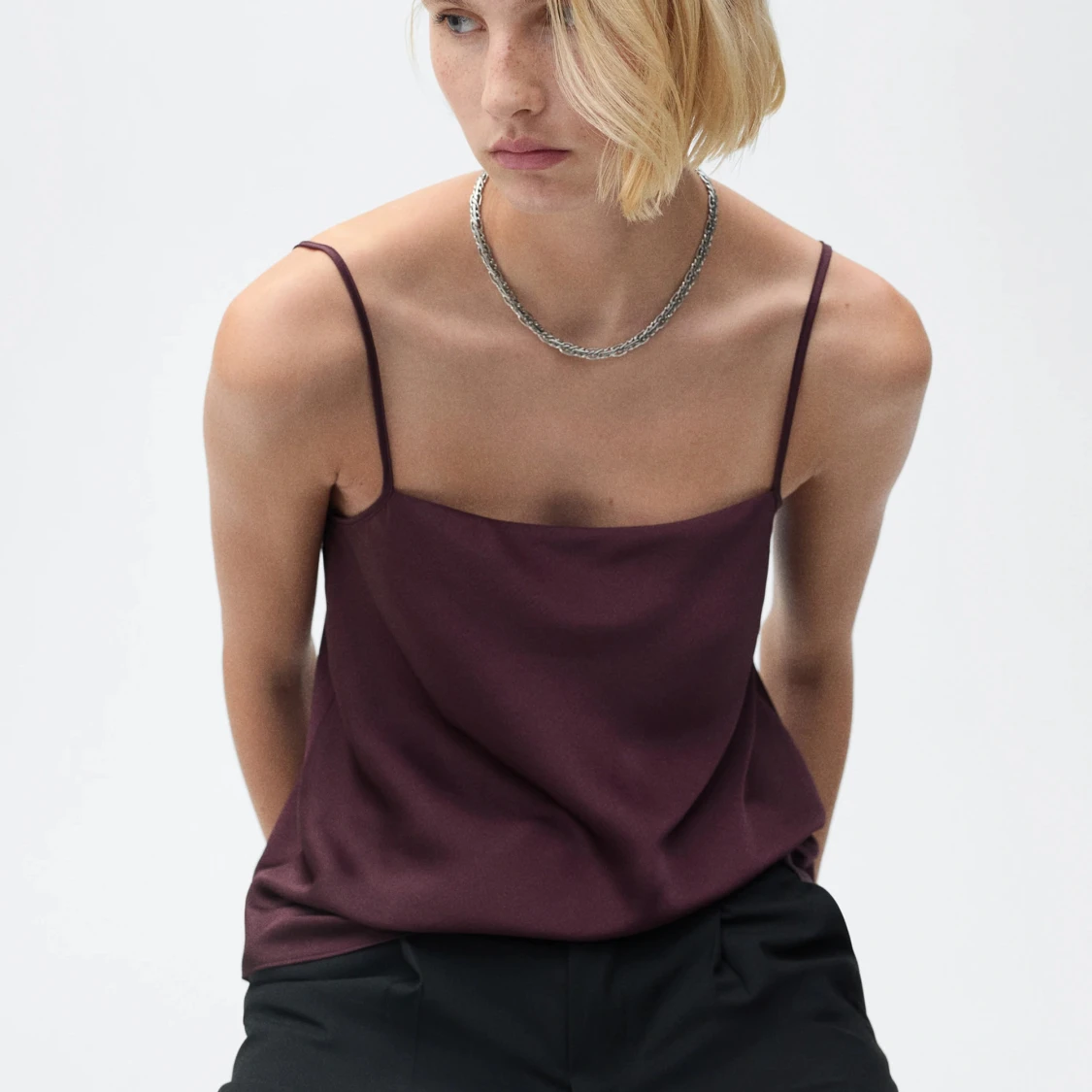 Vinröd satinlinne med tunna axelband - 1