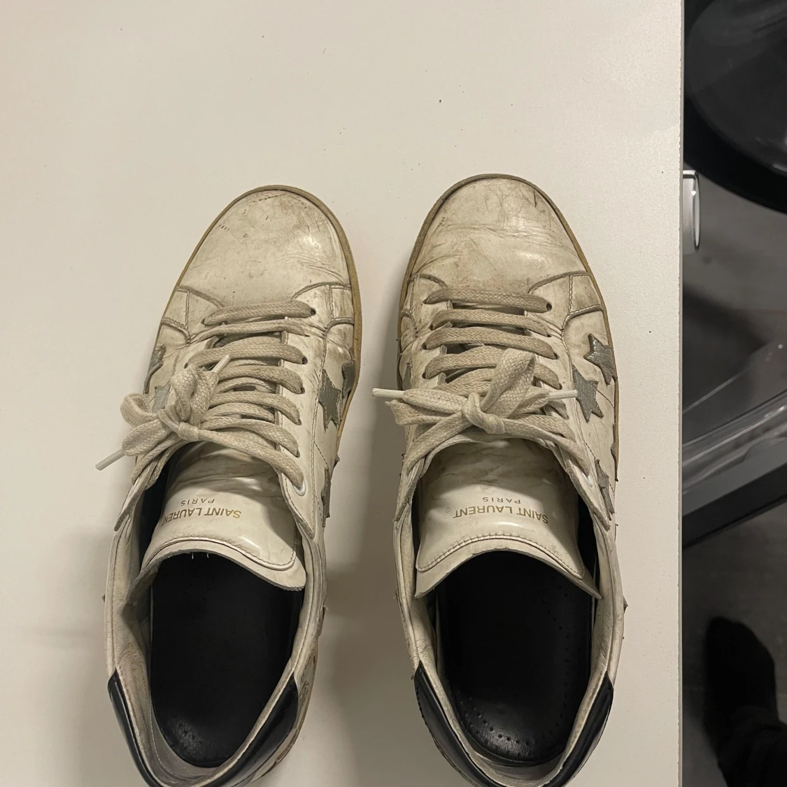 Vita sneakers med stjärnor från Saint Laurent, 700 så får ni dem vid snabb affär!! - 2