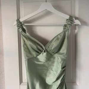 Ljusgrön långklänning från Adoore - Säljer världens finaste långklänning från Adoore i modellen Nimes Slip Dress - SLUTSÅLD!. Klänningen har fin v-ringning och rynkade axelband. Den är helt oanvänd och har alla lappar kvar (Säljer pga för liten storlek)🩷. Nypris 1395kr, pris kan diskuteras vid snabb affär. Perfekt till fest, bal, bröllop och midsommar! 
