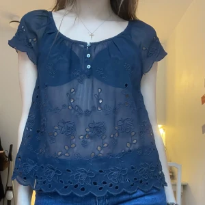 Broderad mesh topp - Så snygg mesh topp med blommiga broderier från Hollister😍🌸 Storlek M men passar S också🤗💕💕💕