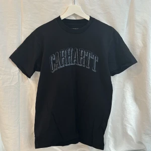 Svart t-shirt från Carhartt - Säljer en svart t-shirt från Carhartt XS.