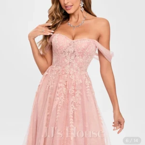 Rosa offshoulder balklänning med spetsdetaljer - Drömmig långklänning i ljusrosa med offshoulder och vacker spets över hela livet. Klänningen har en romantisk känsla med blommiga broderier och lätt utsvängd kjol i flera lager tyll. Perfekt för bal eller fest. Använd en gång förra året original pris är 2800+frakt på 300kr men jag säljer för 2600, priset kan diskuteras vid snabbt köp💗💗🤩🤩