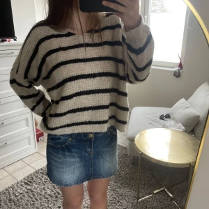Beige och svart randig stickad tröja - Mysig stickad tröja i beige med svarta ränder. Tröjan har en lös passform och långa ärmar, perfekt för en kylig sommardag. Passar till både jeans och kjol. 💗💗