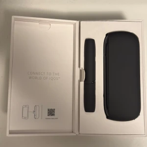 IQOS DUO  - Säljer ett IQOS DUO använd 1 gång tobaksuppvärmningssystem i svart med tillhörande laddare och hållare. Allt levereras i originalförpackning med snabbstartsguide och rengöringsverktyg. Modern och stilren design, perfekt för dig som vill ha ett alternativ till traditionella cigaretter.