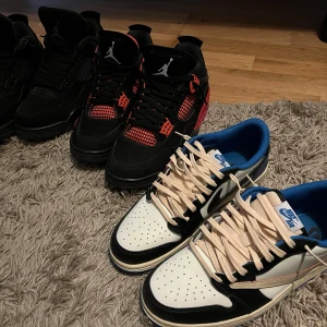 Jordan 4s, Travis Scott - Säljer 3 styck skor , Jordan 4 black cats size 45 ena sulan behöver endast bytas ut, allt annat funkar perfekt och dom är snygga black cats 998kr , Jordan 4 red thunder size 44 är använda några gånger, säljer för 2500kr och slutligen Travis Scott size 44 (känns som 45)  som bara använts en gång ute, säljer för 998kr. Köper ni allt är priset 4500kr fast. 