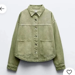 Grön jeansjacka!⭐️ - SÖKER!! En grön jeansjacka från Zara( det spelar egentligen ingen roll men helst denna på bilden!!🌟 pris kan diskuteras om de går? Och sen kontakta om du har en grön jeansjacka( helst vill jag bara ha en grön jeansjacka)💗